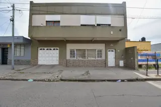 CASA 3 DORMITORIOS EN VENTA LA PLATA PATIO foto 1
