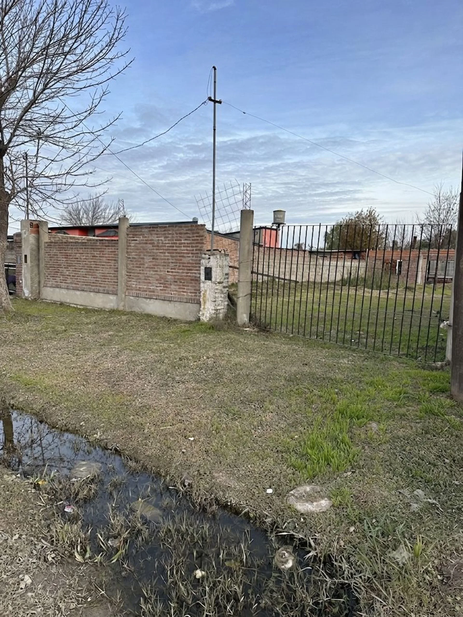 VENTA TERRENO CON CONSTRUCCIÓN EN SAUCE VIEJO foto 3