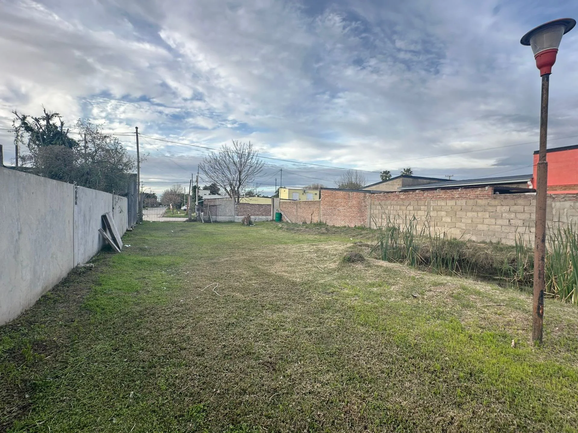VENTA TERRENO CON CONSTRUCCIÓN EN SAUCE VIEJO foto 4