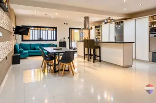 Casa de 3 dormitorios en venta La Plata, quincho foto 1