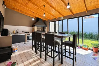 Casa de 3 dormitorios en venta La Plata, quincho foto 5