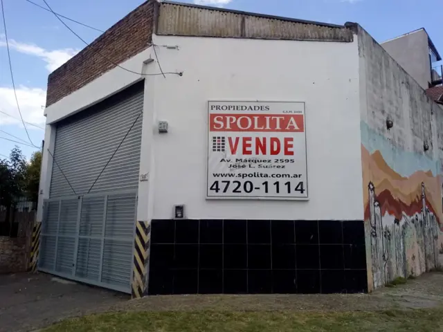 EXCELENTE GALPÓN DE 103,92 m2 EN OCHAVA CON CORTINA METÁLICA Y ENTREPISO. ESTRUCTURA DE HORMIGÓN.