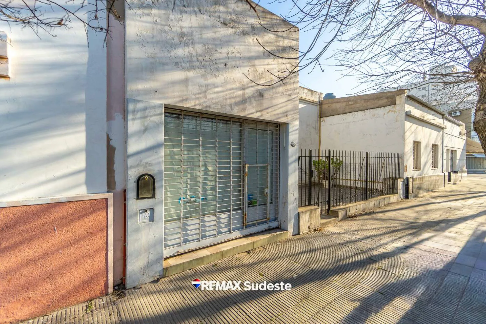 Venta casa dos dormitorios, patio y local foto 2