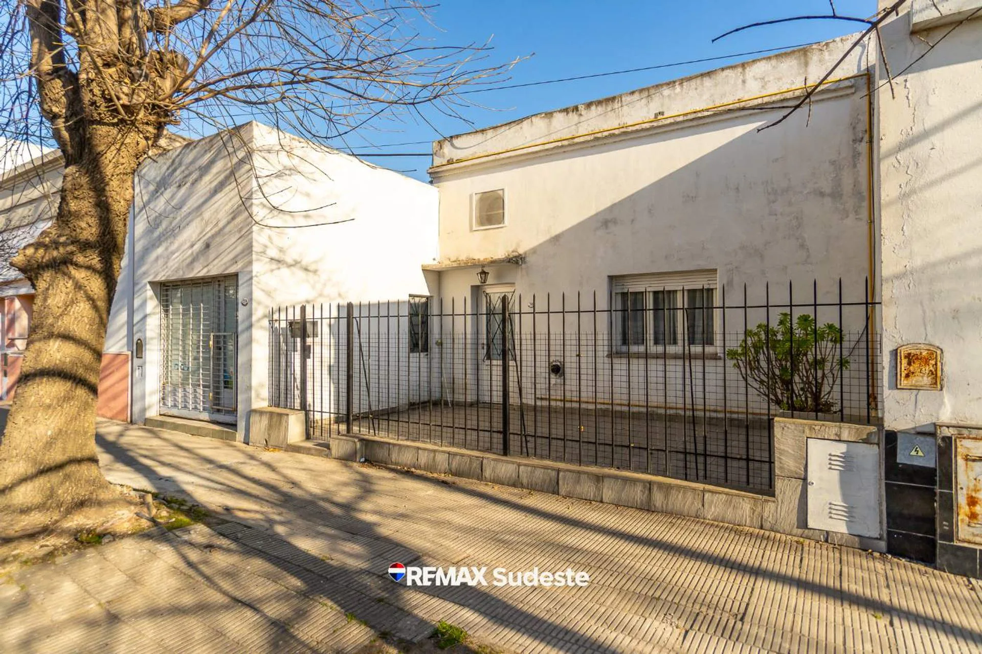 Venta casa dos dormitorios, patio y local foto 4