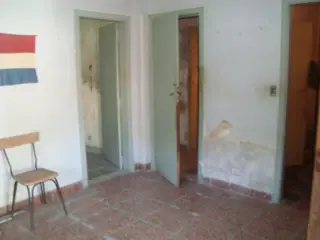 BURZACO: CASA  AMPLIA ,SOBRE TERRENO 12 X 40 - ESCRITURADA - *APTA CREDITO* foto 2
