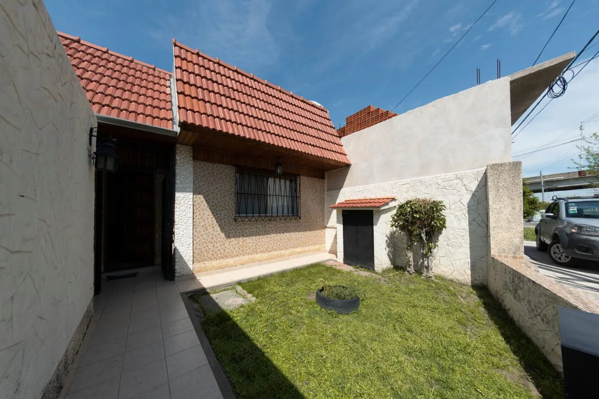 VENTA CASA 3 AMB.C/COCHERA EXCELENTE GERLI foto 2