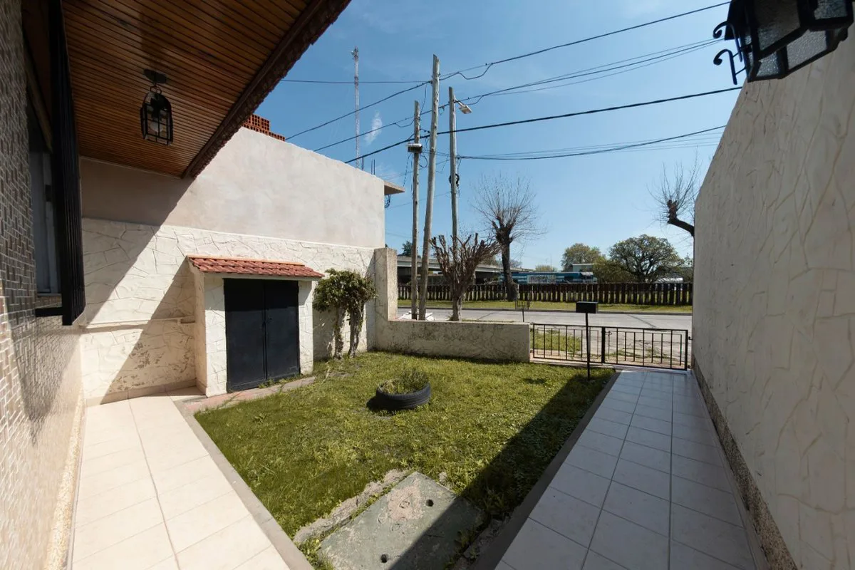 VENTA CASA 3 AMB.C/COCHERA EXCELENTE GERLI foto 3
