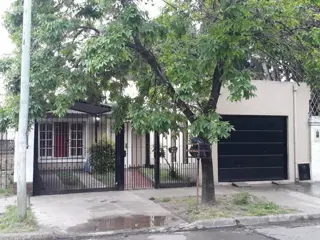 CASA CON PILETA Y QUINCHO EN MONTE GRANDE foto 1