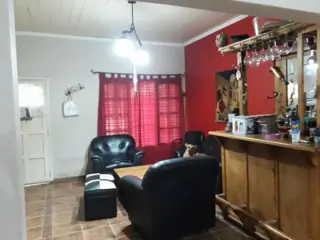 CASA CON PILETA Y QUINCHO EN MONTE GRANDE foto 2