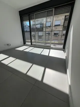 SE VENDE DPTO 3 AMB. CON COCHERA Y TERRAZA AL FRENTE foto 2
