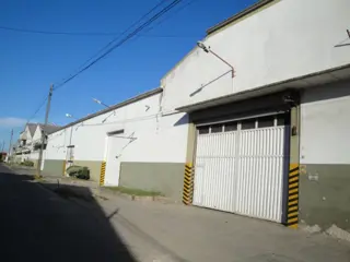 Galpon/deposito en alquier / sarandi. foto 1