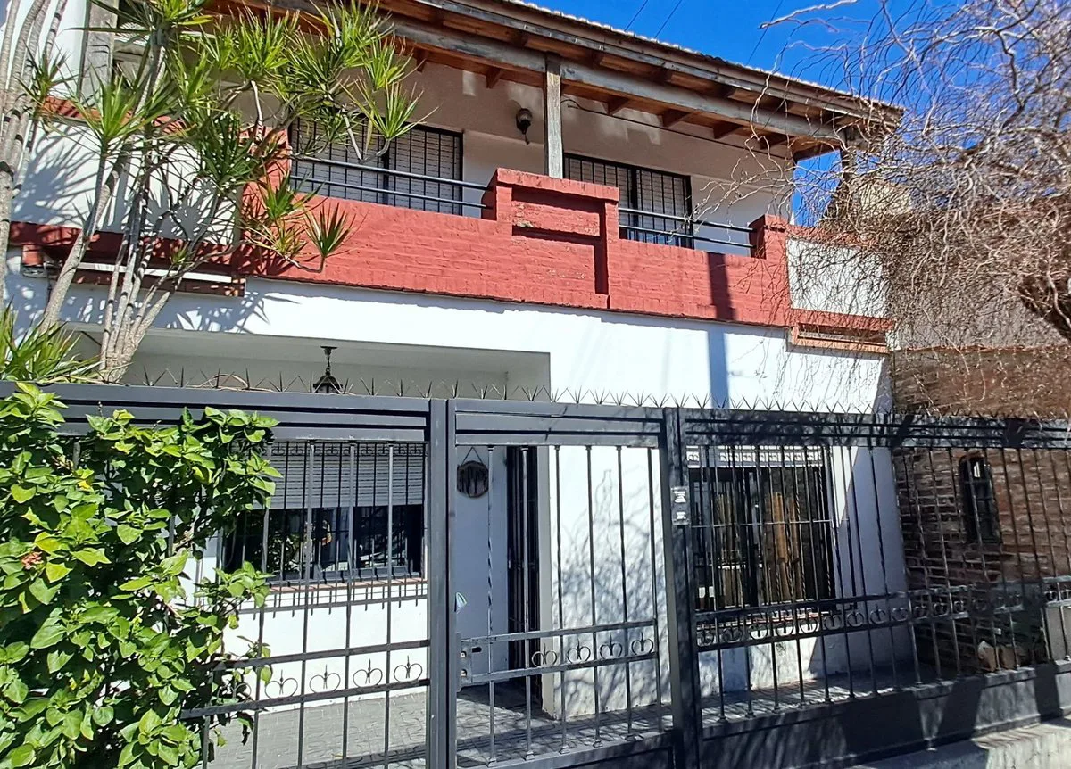 NUEVO VALOR! CASA EN DOS PLANTAS CIUDAD EVITA foto 2