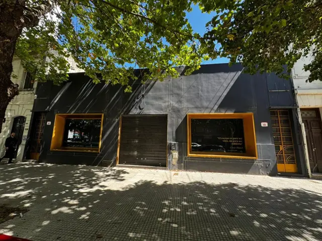 VENTA LOCAL Y 2 CASAS EN EL CENTRO DE LA PLATA.