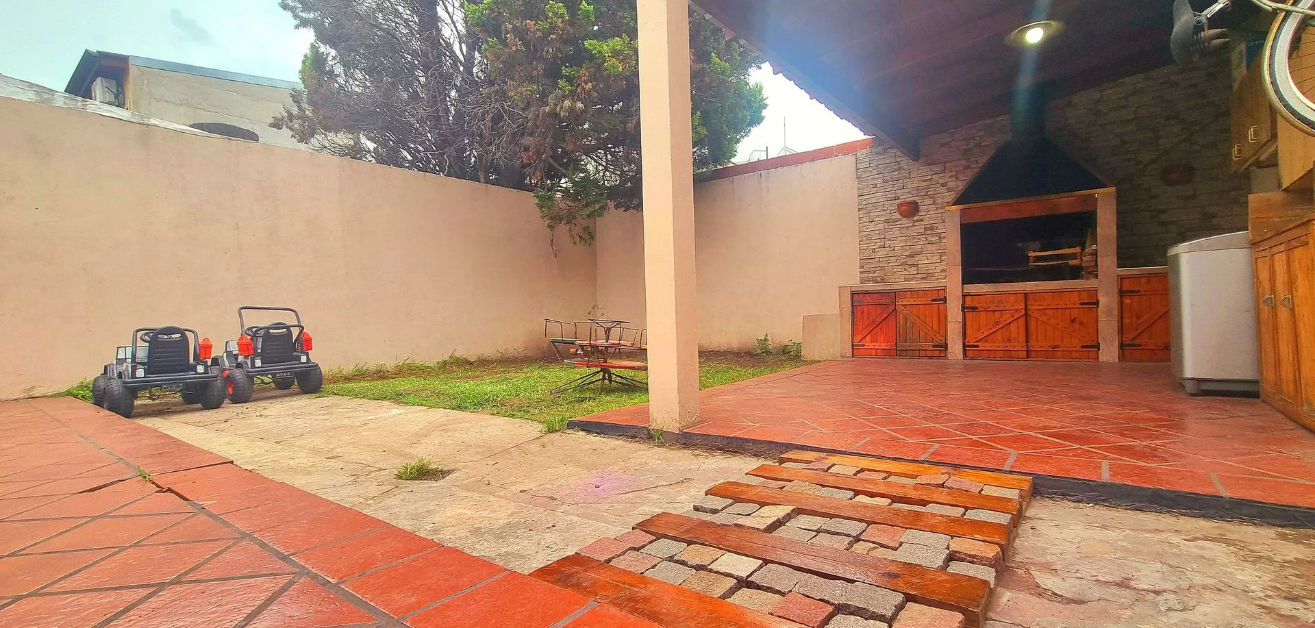 CASA 3 AMB VENTA BANFIELD CON FONDO GARAGE QUINCHO foto 4