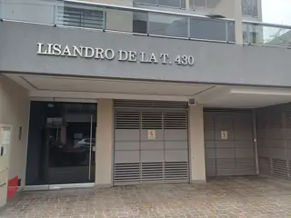 Excelente Monoambiente con un gran patio en el 1 piso, casi a estrenar foto 1