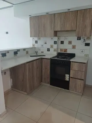 Excelente Monoambiente con un gran patio en el 1 piso, casi a estrenar foto 2