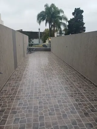 Excelente Monoambiente con un gran patio en el 1 piso, casi a estrenar foto 4