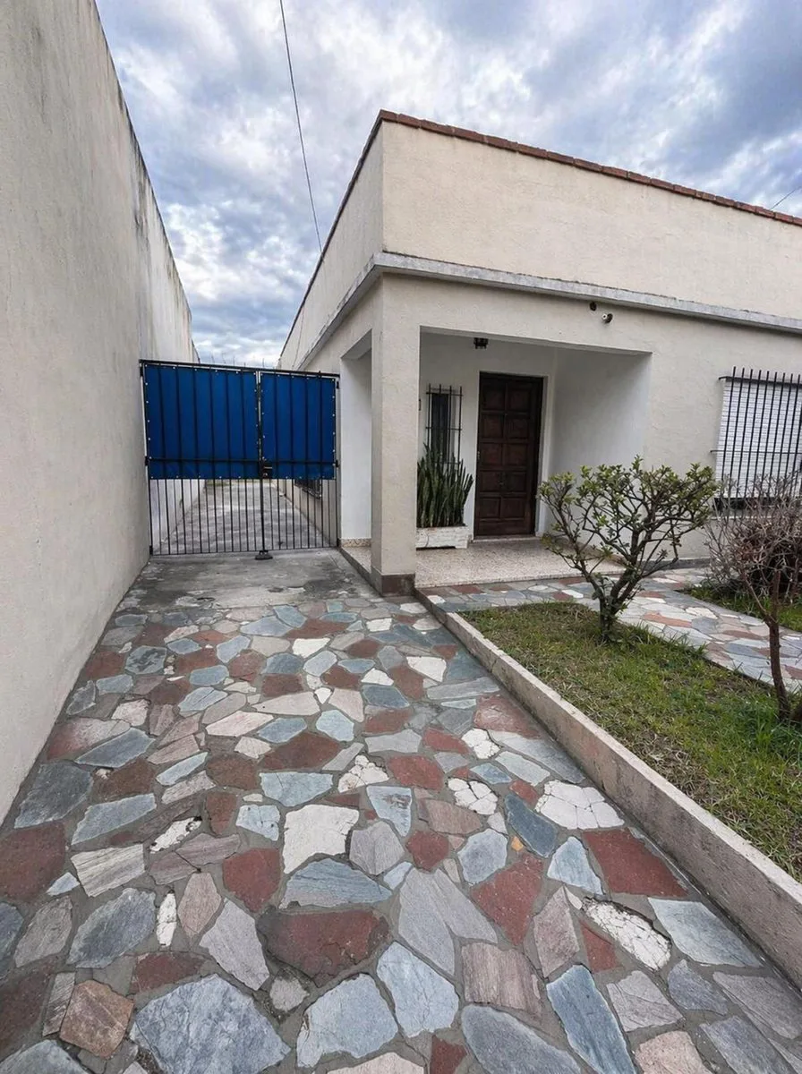 Casa familiar con cochera, patio, jardin y terreno foto 2