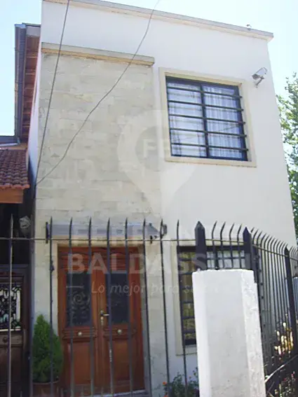 BURZACO - Casa + Duplex nuevo! Ideal 2 Familias! Detalles de categoría. Oportunidad para ver! Muy buena construcción. 2 de Abril esquina Martín Fierro