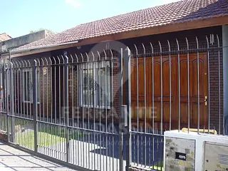 BURZACO - Casa + Duplex nuevo! Ideal 2 Familias! Detalles de categoría. Oportunidad para ver! Muy buena construcción. 2 de Abril esquina Martín Fierro foto 2