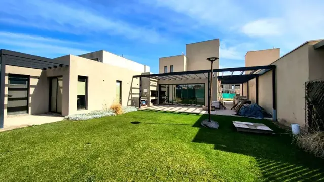 Casa en venta Barrio Privado Yrigoyen Maipú, 3 Dormitorios, 2 en suite, 4 Baños, Jardín, 2 Cocheras