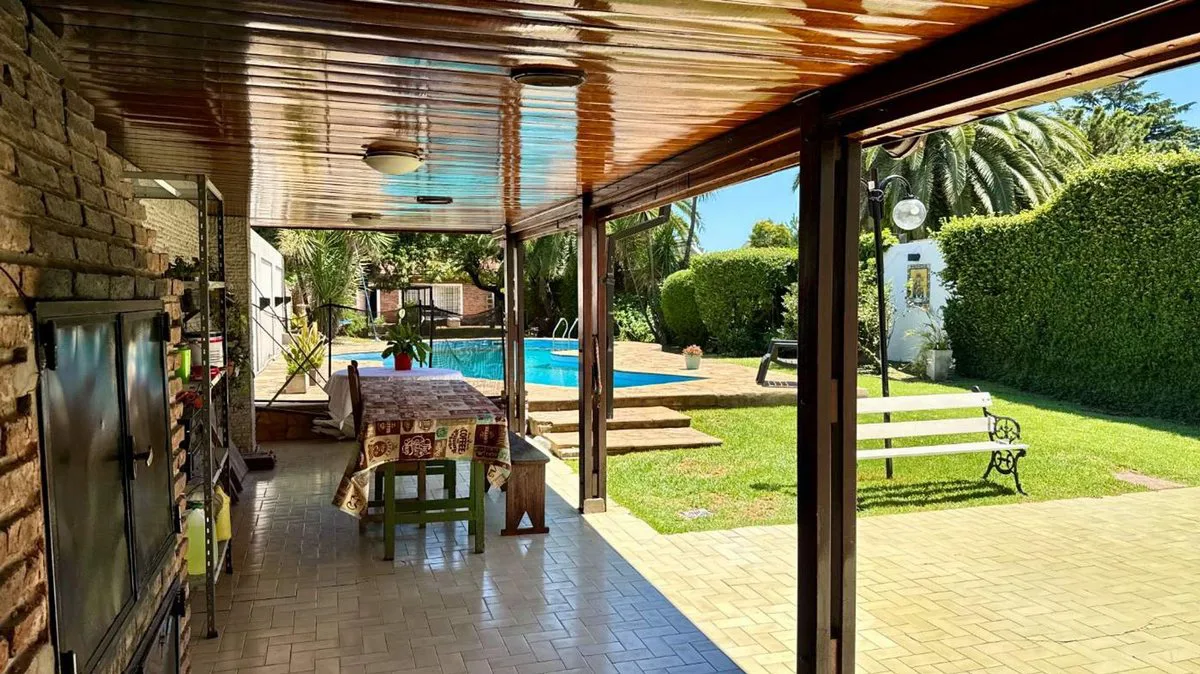 VENTA CASA 5 AMB PILETA JARDÍN Y CASA DE HUÉSPEDES foto 2
