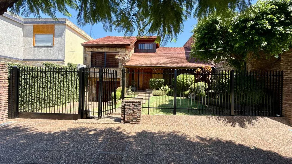 VENTA CASA 5 AMB PILETA JARDÍN Y CASA DE HUÉSPEDES foto 4