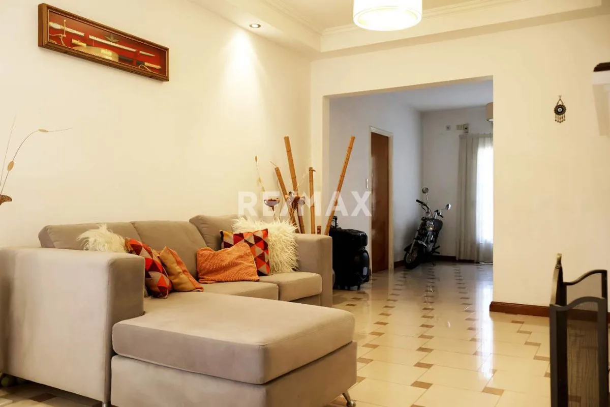 VENTA ESPECTACULAR CASA 5 AMB C/PILETA CASTELAR foto 2