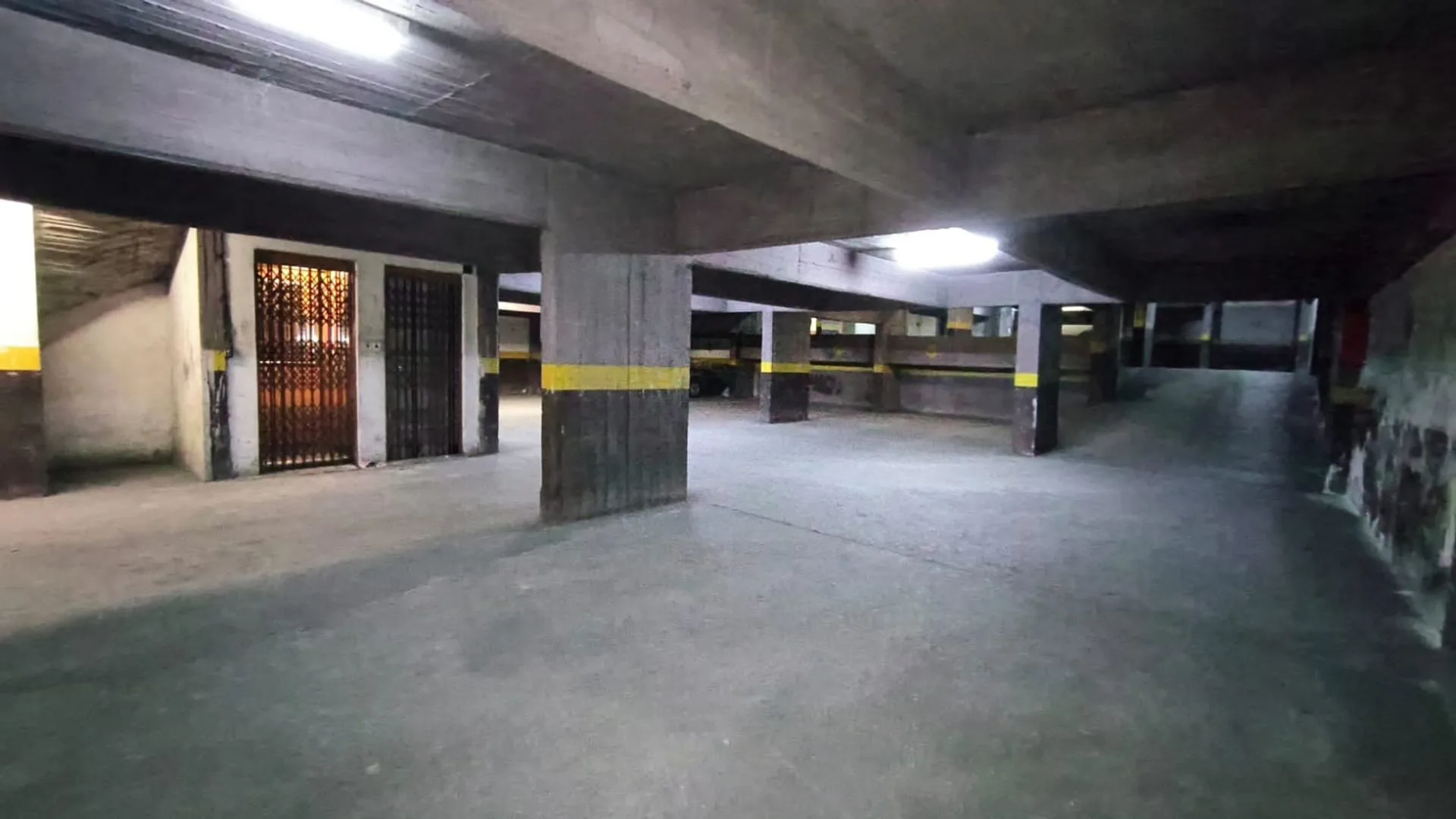 VENTA Cochera cubierta en pleno centro foto 4