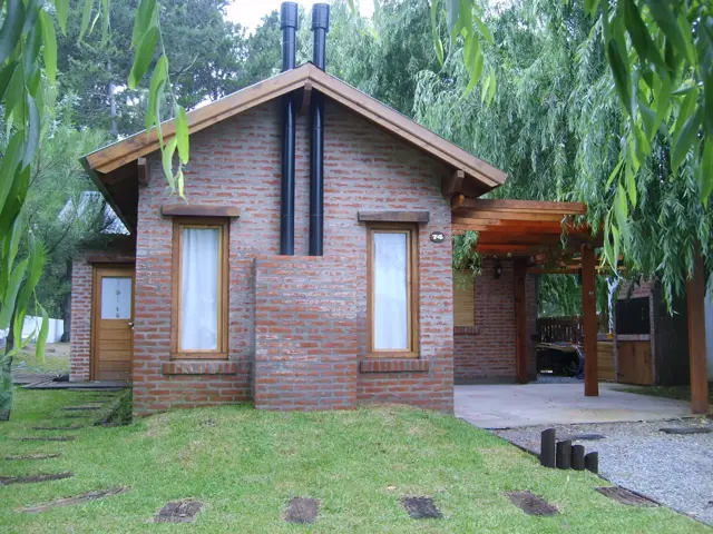 Costa del Este: Hermoso chalet estilo campo, con añosa arboleda
