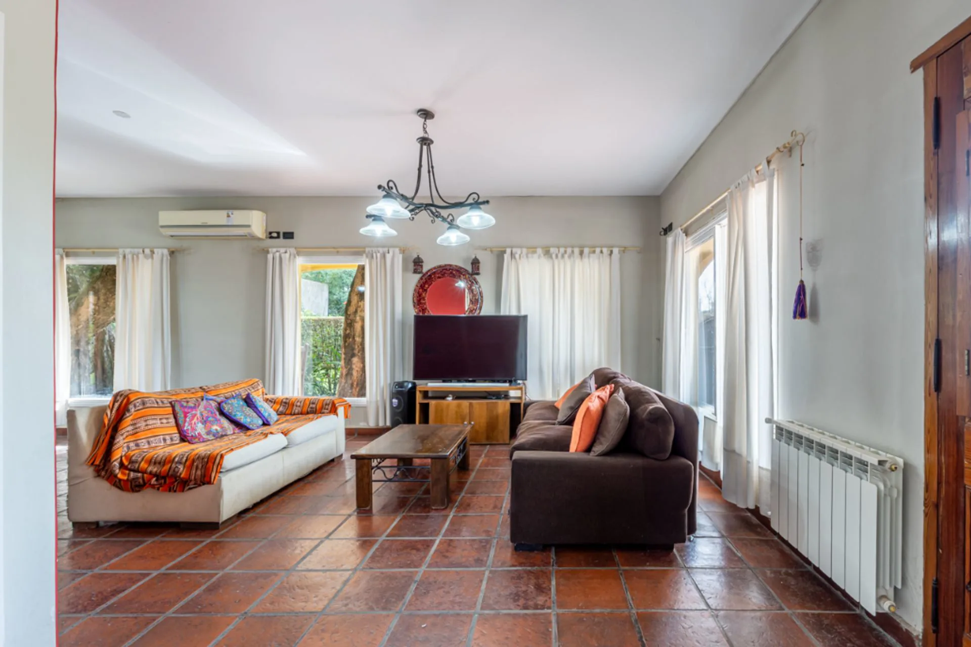 CASA EN VENTA EN JARDINES DE ESCOBAR C/PILETA foto 3