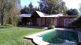 CASA 1 DORMITORIO. JARDÍN. PSICINA. GALERÍA. COCHERA. EXCELENTE ENTORNO. foto 1