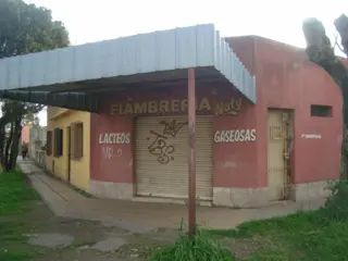 LOCAL COMERCIAL MUY BUENA UBICACIÓN! A 5 CUADRAS DE ESTACIÓN DE LONGCHAMPS. IDEAL VARIOS RUBROS foto 1