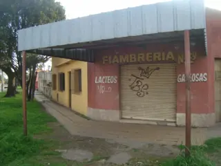 LOCAL COMERCIAL MUY BUENA UBICACIÓN! A 5 CUADRAS DE ESTACIÓN DE LONGCHAMPS. IDEAL VARIOS RUBROS foto 2