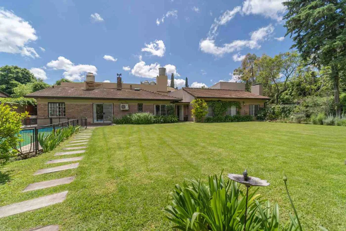 VENTA CASA 5 AMBIENTES DON TORCUATO PARQUE PILETA foto 2