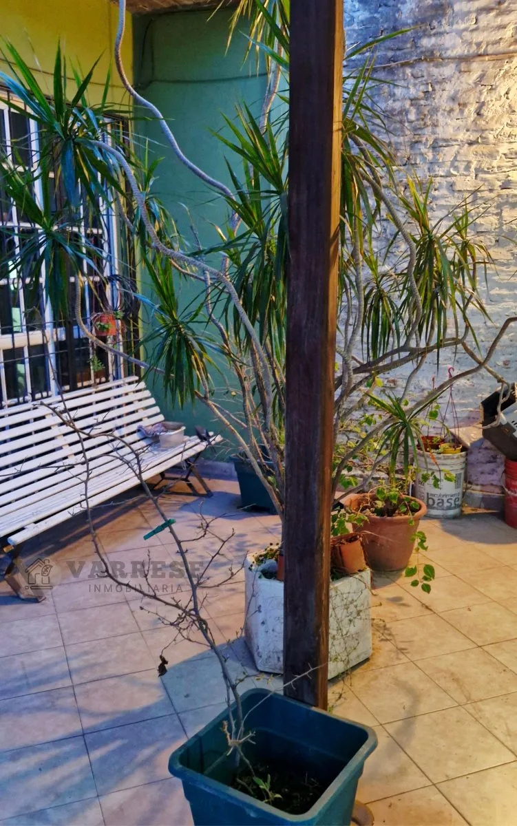 Casa Multifamiliar 12 Ambientes con patio, terraza y cochera. foto 4