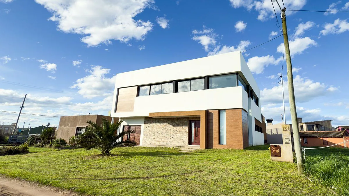 VENTA CASA 4 AMBIENTES PARQUE Y PILETA CAMET NORTE
