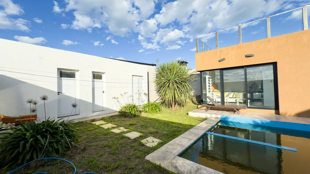 VENTA CASA 4 AMBIENTES PARQUE Y PILETA CAMET NORTE foto 3