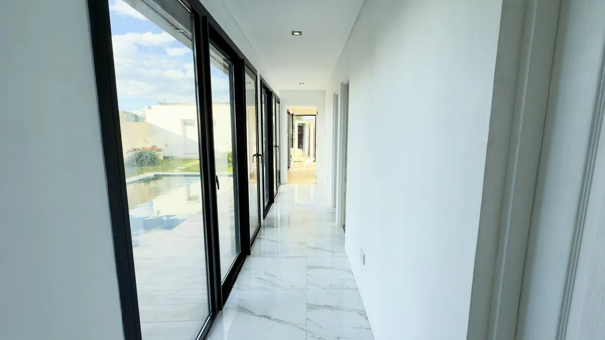 VENTA CASA 4 AMBIENTES PARQUE Y PILETA CAMET NORTE foto 4
