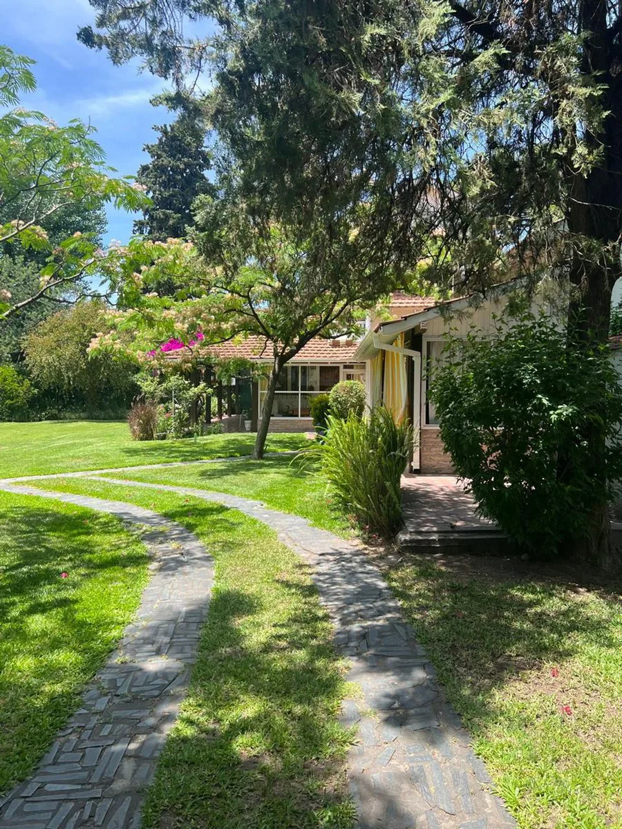CASA VENTA 4 DORM DON TORCUATO C PILETA 2700 MTS2 foto 3