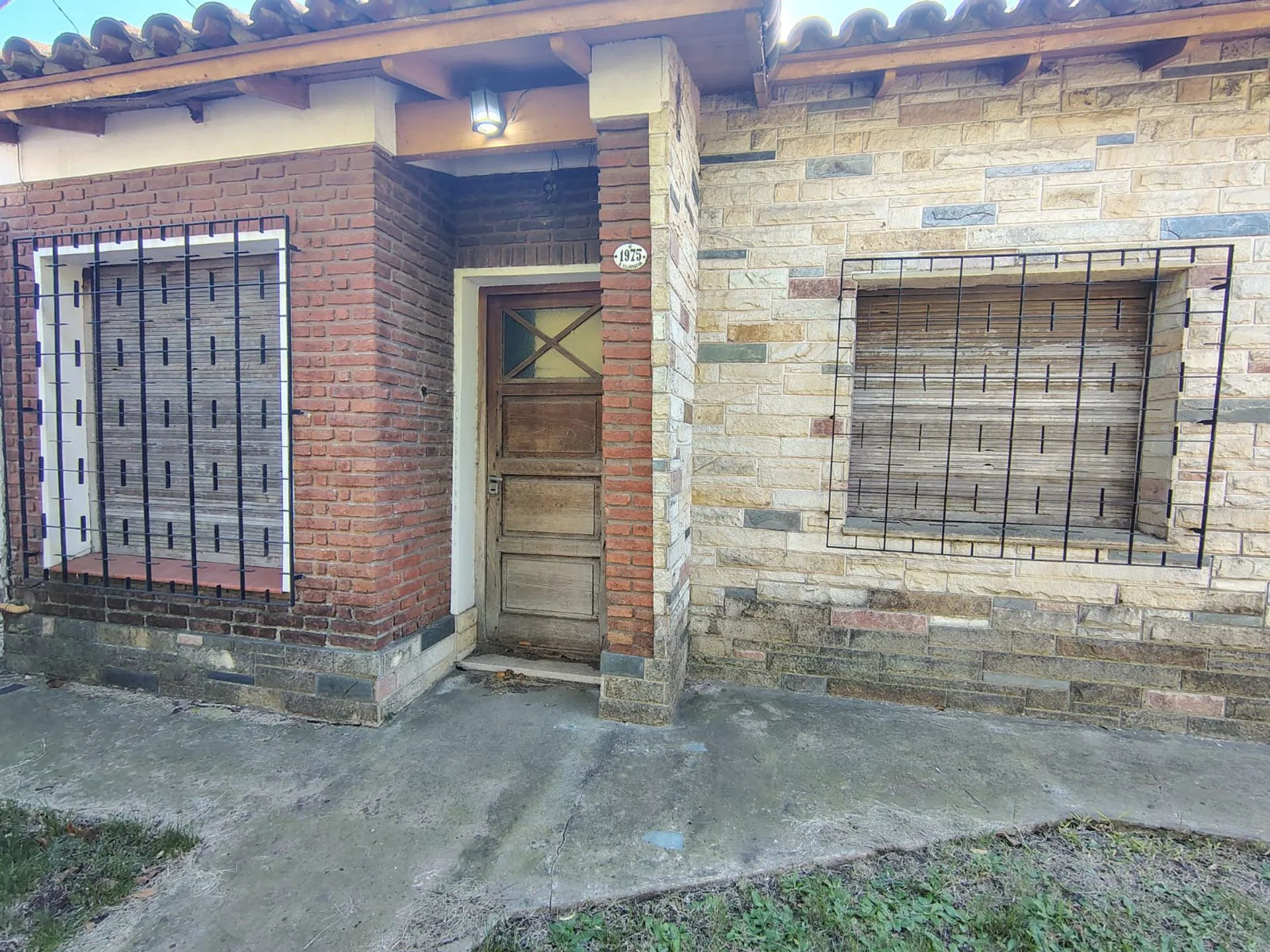 CASA LOTE PROPIO EN CASTELAR A REFACCIONAR foto 2
