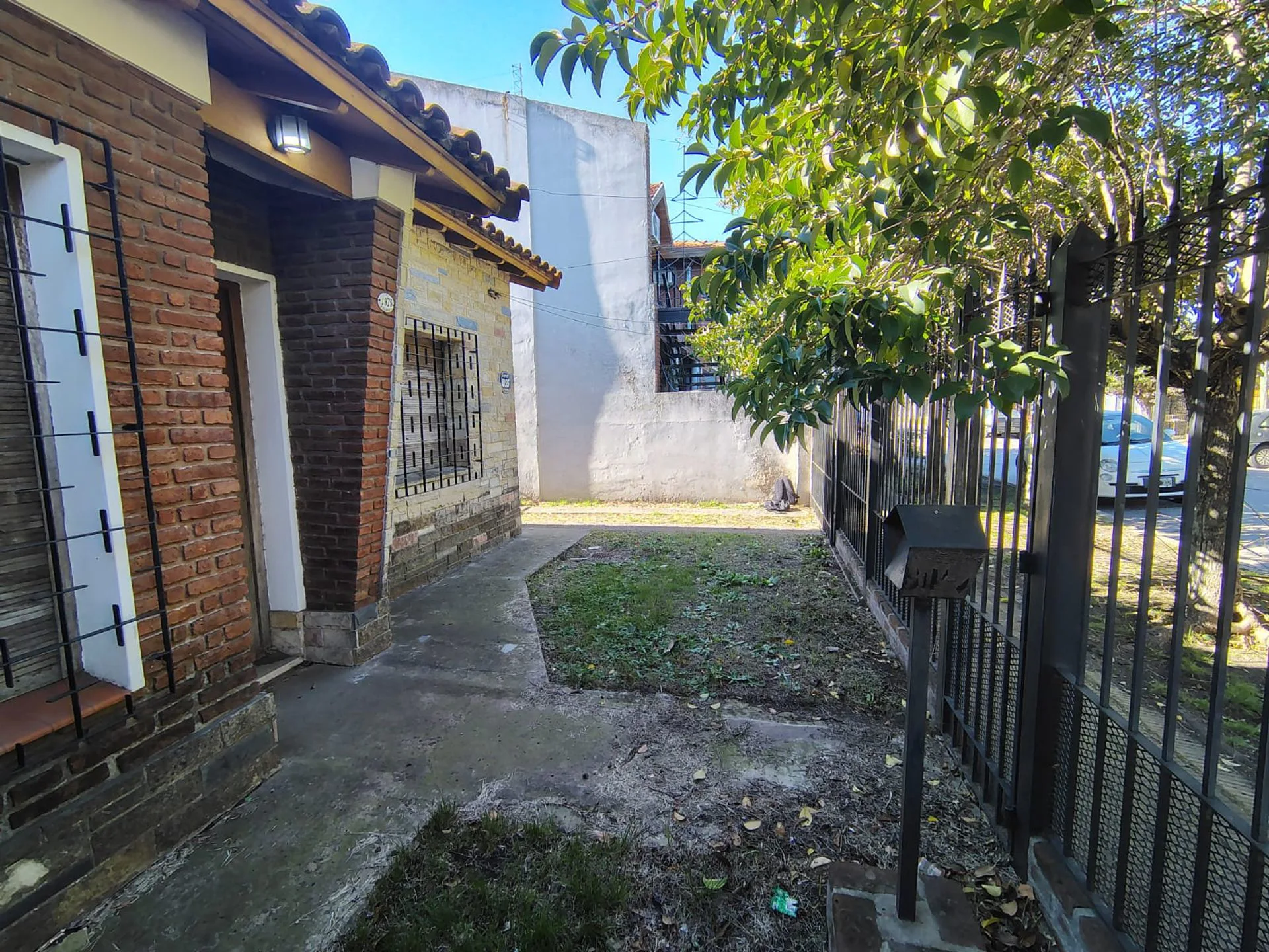CASA LOTE PROPIO EN CASTELAR A REFACCIONAR foto 3