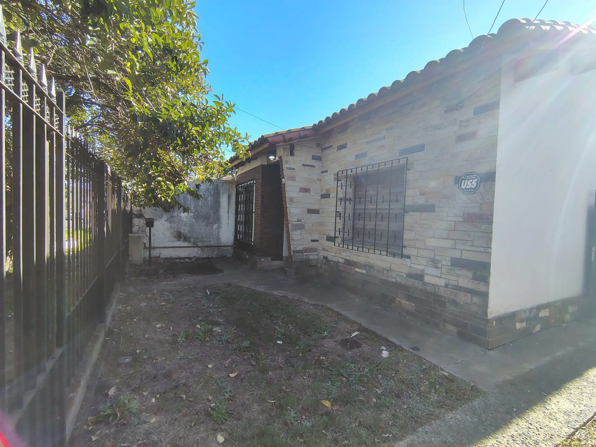 CASA LOTE PROPIO EN CASTELAR A REFACCIONAR foto 4