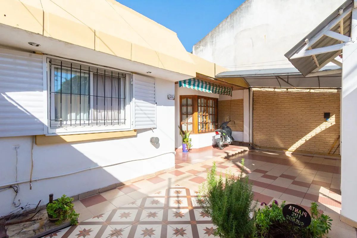 VENTA CASA CUATRO AMBIENTES CASTELAR QUINCHO foto 2