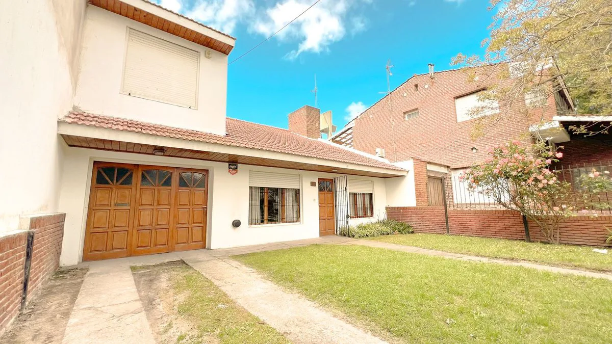venta casa 4 ambientes + departamento  Los Pinares foto 2