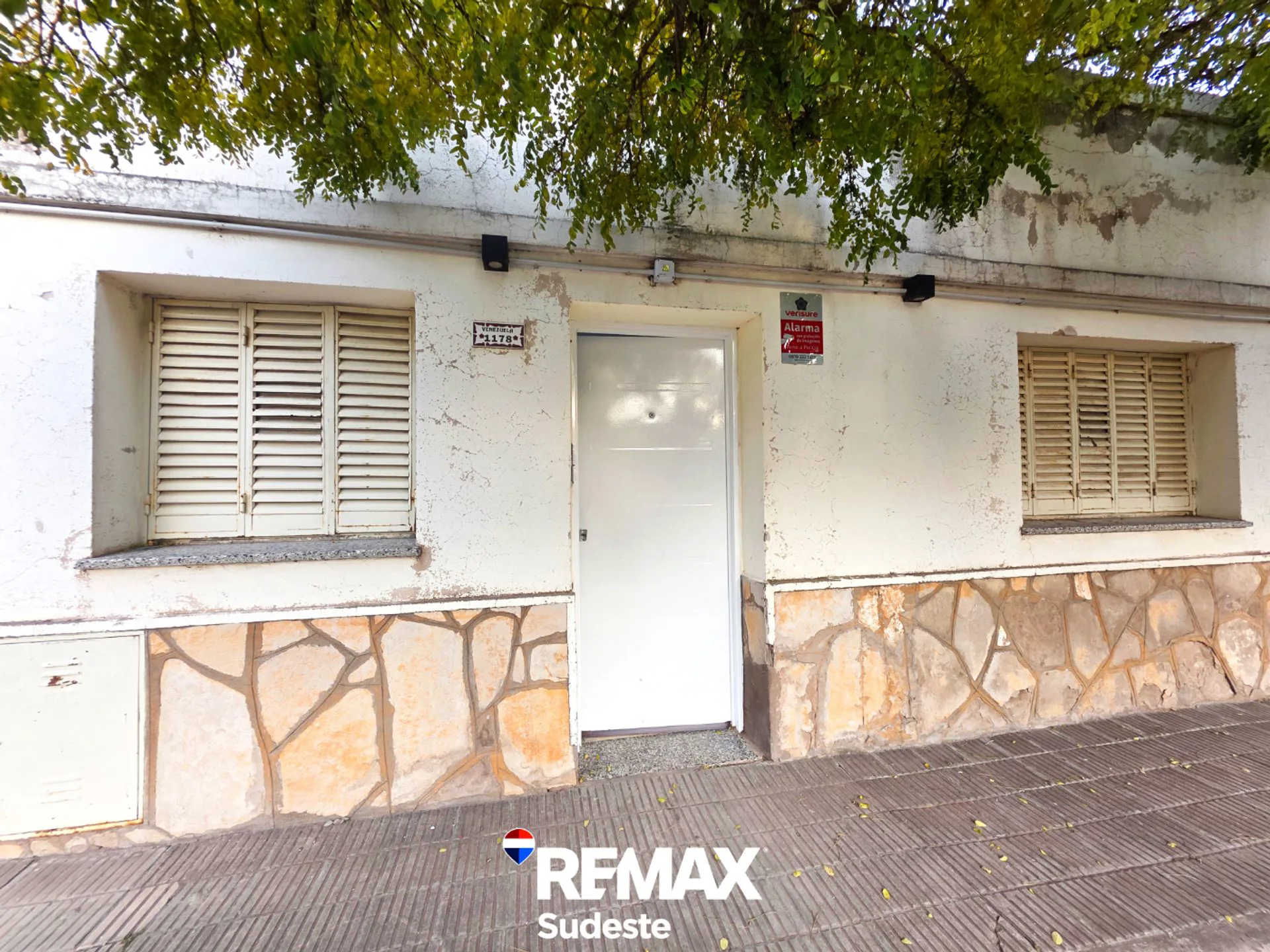 CASA A REFACCIONAR CON GRAN JARDIN. APTA CREDITO! foto 2
