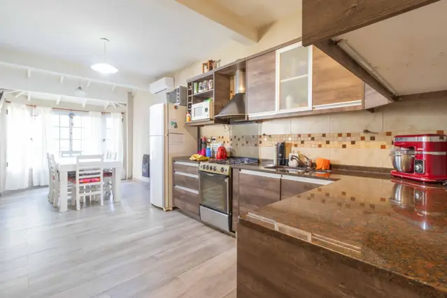 Venta Casa 5 Ambientes 2 Cocheras y Jardin en Jose León Suarez