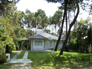 MODERNA CASA EN VENTA EN EXCLUSIVA ZONA - PINAMAR NORTE foto 1