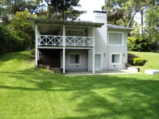 MODERNA CASA EN VENTA EN EXCLUSIVA ZONA - PINAMAR NORTE foto 3