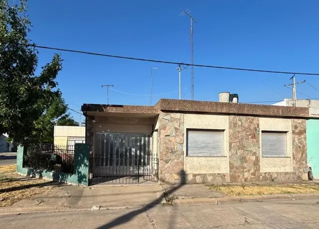VENTA CASA DOS DORMITORIOS Y COCHERA ARROYO SECO